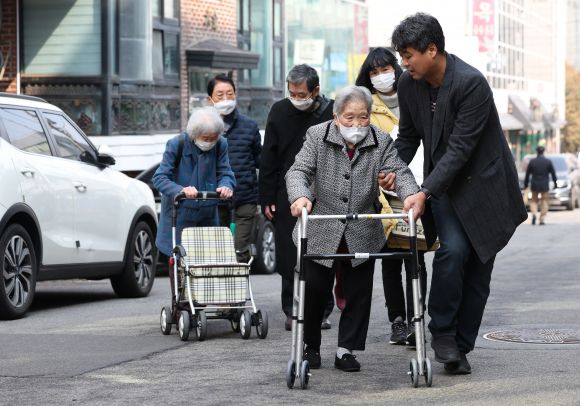 일제강점기 강제동원 피해자 유족들이 28일 오후 서울 서초구 변호사회관에서 강제징용 피해자 배상 해법 마련을 위한 박진 외교부 장관과 면담하기 위해 면담장소로 향하고 있다. 2023.2.28 연합뉴스