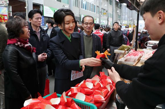 죽도시장 방문한 김건희 여사 - 김건희 여사가 3일 경상북도 포항시 죽도시장을 방문, 쫀드기 구매하고 있다. 2023.3.3 대통령실통신사진기자단