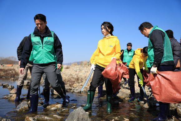 환경정화 활동 나선 김건희 여사 - 김건희 여사가 3일 경상북도 포항시 기계천에서 우리 바다 우리 강 살리기 환경정화 활동을 하고 있다. 2023.3.3 대통령실 제공.