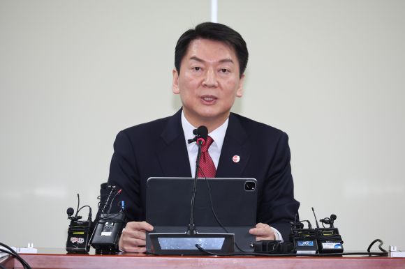 국민의힘 당대표 후보인 안철수 의원이 6일 국회 의원회관에서 대통령실의 전당대회 선거개입 관련 긴급기자회견을 하고 있다. 2023.3.6