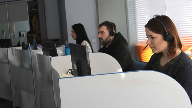 리포베츠카를 포함한 직원 18명은 하루 24시간 내내 일한다. / 사진=CNN