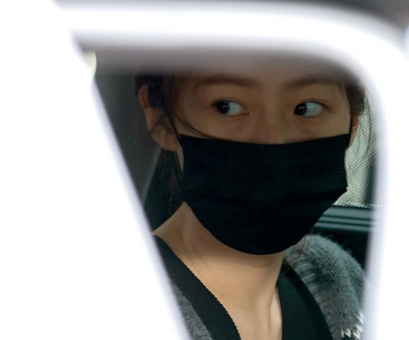 음주운전 첫 공판 마친 김새론 - 지난해 5월 음주운전을 하다 가로수와 변압기 등을 들이받은 사고를 낸 배우 김새론이 8일 오전 서울 서초구 서울중앙지법에서 열린 첫 번째 1심 공판을 마친 뒤 차량에 탑승해 있다. 2023.3.8  연합뉴스