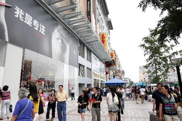 중국 베이징의 대표적 번화가인 왕푸징 거리. 서울신문 DB