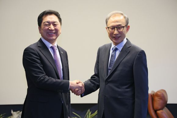 김기현 대표, 이명박 전 대통령 예방 - 국민의힘 김기현 대표가 15일 오후 서울 강남구 이명박 전 대통령의 사저를 방문, 이 전 대통령과 악수하고 있다. 연합뉴스