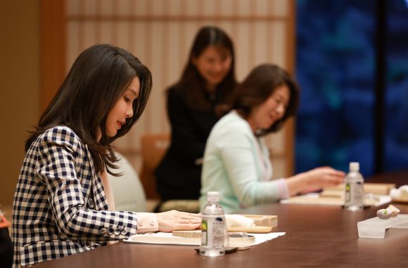 화과자 만들기 체험하는 한일 정상 부인 - 윤석열 대통령과 1박2일간의 일정으로 일본을 방문한 김건희 여사가 지난 16일 총리 공저에서 기시다 후미오 일본 총리 부인 기시다 유코 여사와  화과자 만들기 체험을 하고 있다. -연합뉴스