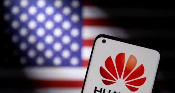 화웨이를 설립한 런정페이 회장은 미국의 제재에 맞서 화웨이의 부품 1만 3000여개를 중국산으로 교체했다고 최근 밝혔다. 로이터 연합