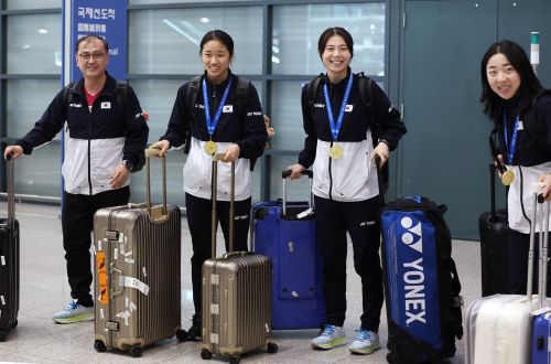 배드민턴 최고 권위 대회인 전영오픈에서 여자 단식 금메달을 획득한 안세영과 여자복식 금메달을 획득한 김소영-공희용이 21일 인천국제공항을 통해 귀국하고 있다. 왼쪽부터 김학균 대표팀 감독, 안세영, 김소영, 공희용.