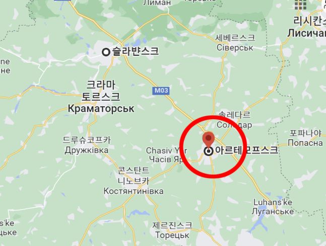 바흐무트(아르테모프스크·빨간색 동그라미)는 그 자체로 중요한 전략적 가치를 갖고 있지 않다. 그러나 이 도시의 북서쪽에 있는 산업 허브인 크라마토르스크와 슬로우얀스크 등 우크라이나 주요 도시를 연결하는 관문이라서 우크라이나군 입장에서 뚫리면 러시아군에 진격로를 열어주게 된다. / 사진=구글맵