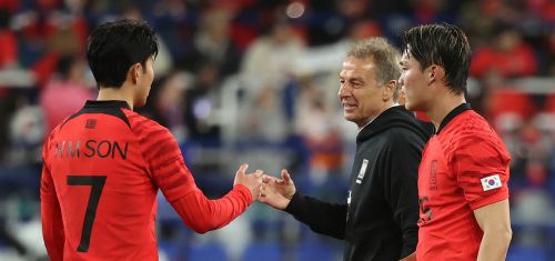 24일 밤 울산 문수축구경기장에서 열린 대한민국 대 콜롬비아 축구 대표팀의 평가전을 마친 위르겐 클린스만 감독이 손흥민을 격려하고 있다. 연합뉴스