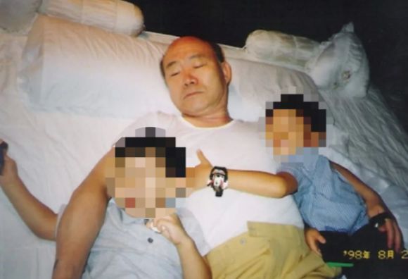 고 전두환 전 대통령의 손자 전우원씨가 소셜네트워크서비스(SNS)에 일가의 범죄 행각을  폭로하고 나서 파장이 일고 있다. 사진은 전우원씨가 게시한 전두환의 젊은 시절 모습. 전우원씨는 할아버지인 전두환을 학살자라고 비난했다. 전우원씨 인스타그램 캡쳐