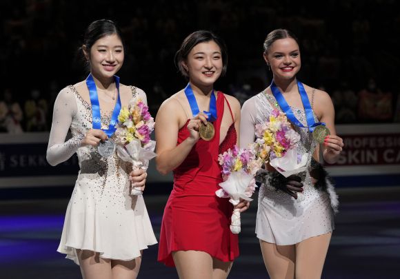 이해인 은메달 - 한국 피겨스케이팅 여자 싱글 ‘4대륙 퀸’ 이해인(왼쪽)이 24일 일본 사이타마 슈퍼 아레나에서 열린 2023 국제빙상경기연맹(ISU) 피겨스케이팅 세계선수권대회 여자 싱글에서 은메달을 딴 뒤 시상대에서 기념 촬영을 하고 있다. 사이타마 EPA 연합뉴스