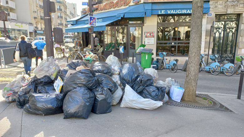 프랑스 파리의 환경미화원들이 파업하면서 쓰레기 수거를 하지 않아 길거리에 쓰레기로 가득 쌓여 있다. 김은수 프랑스 통신원