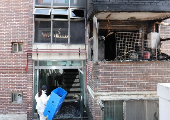 안산 빌라 새벽 화재로 나이지리아 어린 남매 4명 사망 - 나이지리아 국적 어린이 4명이 숨진 경기도 안산시의 한 빌라 화재 현장에서 27일 오전 경찰과 소방 등 관계자들이 합동 감식을 하고 있다. 2023.3.27  연합뉴스