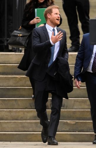 영국 해리 왕자가 27일 법정을 빠져나오고 있다. 런던 로이터 연합뉴스