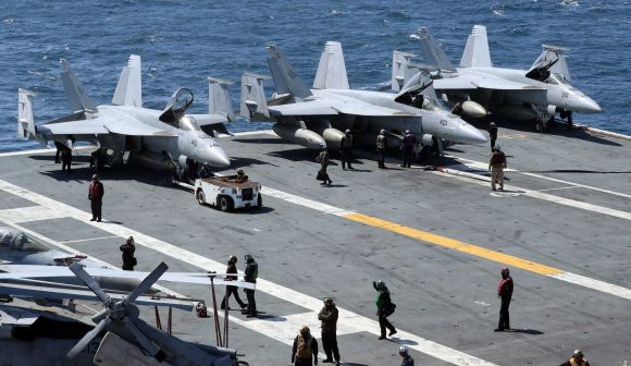 한미 해군 연합 해상훈련이 열린 27일 제주 남쪽 공해상에 진입한 미 핵추진 항공모함 ‘니미츠’(CVN 68·10만t급)에서 F/A-18F 슈퍼호넷의 이·착함 훈련이 진행되고 있다. 길이 332.8m, 폭 76.8m, 승조원 5500~6000명 규모인 니미츠함은 F/A-18F 슈퍼호넷 등 전투기와 E-2C 호크아이 조기경보기, 수송기, 헬기 등 각종 항공기 90여 대을 탑재할 수 있는 것으로 알려졌다. 2023.03.27 뉴시스