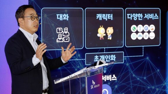 정보통신기술(ICT) 업계의 인공지능(AI) 경쟁이 더욱 뜨거워지고 있다. 유영상 SK텔레콤 사장은 지난달 스페인 바르셀로나에서 열린 ‘MWC 2023’에서 AI컴퍼니 비전을 발표했다. 연합뉴스