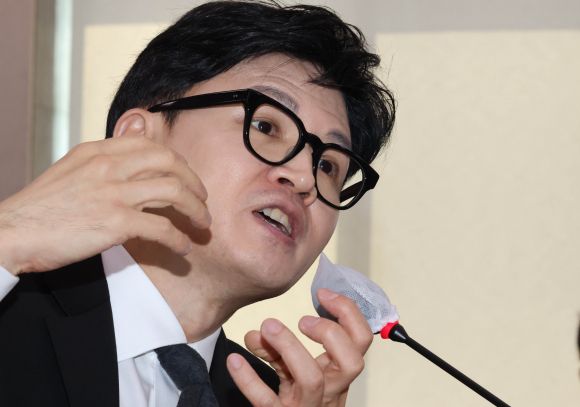 답변하는 한동훈 장관 - 한동훈 법무부 장관이 27일 국회에서 열린 법사위 전체회의에서 의원들의 질의에 답변하고 있다.  연합뉴스