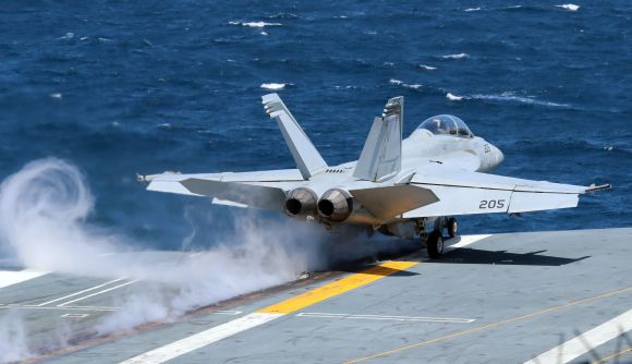 한미 해군 연합 해상훈련이 열린 27일 제주 남쪽 공해상에 진입한 미 핵추진 항공모함 ‘니미츠’(CVN 68·10만t급)에서 F/A-18F 슈퍼호넷 이함 훈련이 진행되고 있다. 길이 332.8m, 폭 76.8m, 승조원 5500~6000명 규모인 니미츠함은 F/A-18F 슈퍼호넷 등 전투기와 E-2C 호크아이 조기경보기, 수송기, 헬기 등 각종 항공기 90여 대을 탑재할 수 있는 것으로 알려졌다. 2023.03.27 뉴시스