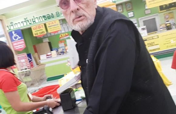 2021년 외신 보도에 따르면 넷플릭스 오리지널 시리즈 ‘오징어게임’ VIP 배역 중 유일하게 얼굴을 노출한 VIP4 역의 미국 배우 제프리 지울리아노(69)는 2017년 태국 한 슈퍼마켓에서 난동을 부린 바 있다. 당시 아들과 함께 태국 유명 슈퍼마켓 체인 ‘빅씨’ 파타야 지점을 방문한 그는 직원과 다른 손님을 향해 욕설이 뒤섞인 막말과 인종차별적 폭언을 퍼부었다. 계산대 줄에서 불쑥 앞 사람을 제치고 새치기해놓고 도리어 고함을 질렀다.