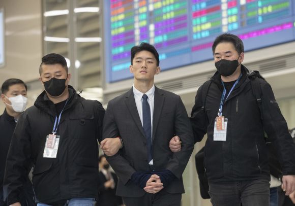 인천공항 도착한 전우원 - 전두환 전 대통령 일가에 대한 폭로성 발언을 해온 손자 전우원씨가 28일 오전 인천국제공항으로 입국,  마약 투약 혐의로 체포돼 서울경찰청 마약범죄수사대로 압송되고 있다. 2023.3.28 [공동취재] 연합뉴스