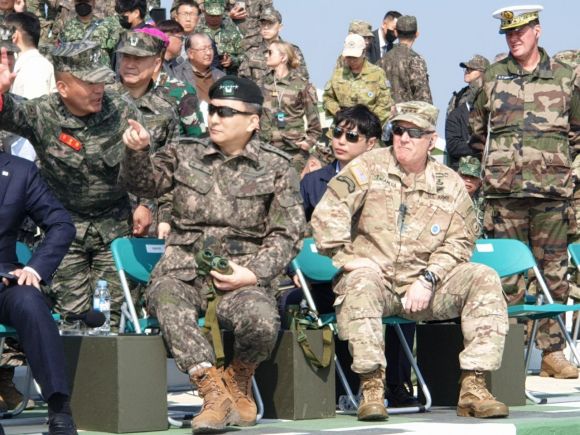 김승겸 합동참모본부 의장과 폴 라캐머라 한미연합사령관이 29일 한미연합상륙훈련인 2023 쌍룡훈련 현장을 점검하고 있다. 2023.3.29 합동참모본부 제공