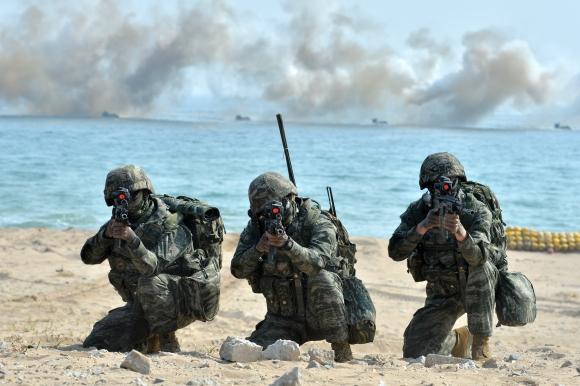 29일 경북 포항시 북구 화진리 일원에서 실시된 2023 쌍룡훈련에서 KAAV(한국형상륙돌격장갑차)로 상륙한 해병대원들이 해안 두보를 확보하고 있다.2023.3.29 뉴스1