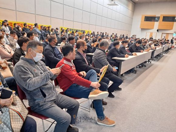 산업통상자원부가 28일 광주 김대중컨벤션센터에서 개최한 ‘봄철 전력계통 운영계획 사전고지 설명회’에 많은 민간 업자가 참석해 있다. 광주 서미애 기자