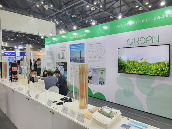 최근 경기 고양시 일산킨텍스에서 열린 국제 플라스틱 전시회(KOPLAS)에서 폐PLA 회수 캠페인인 ‘초록나비’를 홍보하는 모습. 포스코인터내셔널 제공