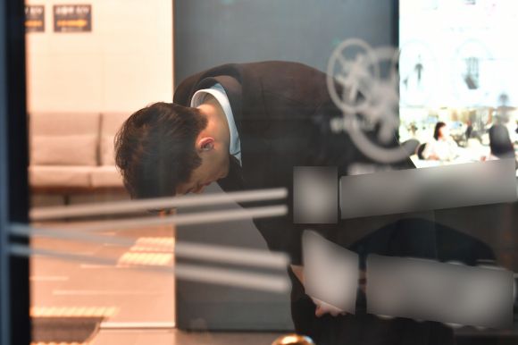 30일 오전 광주 서구 치평동 한 호텔 로비에서 전두환씨의 손자 전우원(27)씨가 취재진을 향해 인사하고 있다. 2023.03.30. 뉴시스