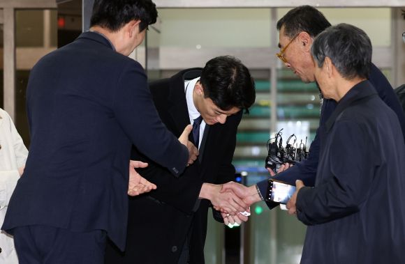 마약 투약 혐의 관련 조사를 마치고 석방된 전두환 전 대통령의 손자 전우원 씨가 29일 오후 서울 마포경찰서에서 5·18 관련 단체(부상자회·공로자회) 회원들과 만나 인사하고 있다. 2023.3.29 연합뉴스