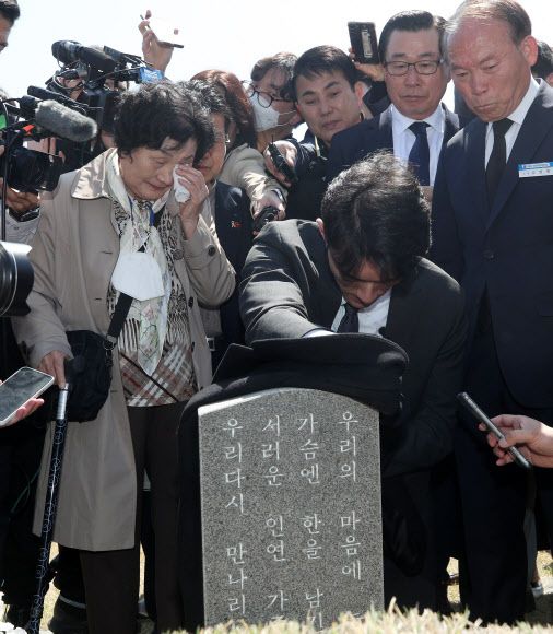 전직 대통령 고 전두환 씨의 손자 전우원 씨가 31일 오전 광주 북구 운정동 국립 5.18 묘지  고 문재학 열사 묘역을 참배하고 있다. 2023.3.31 [공동취재] 연합뉴스