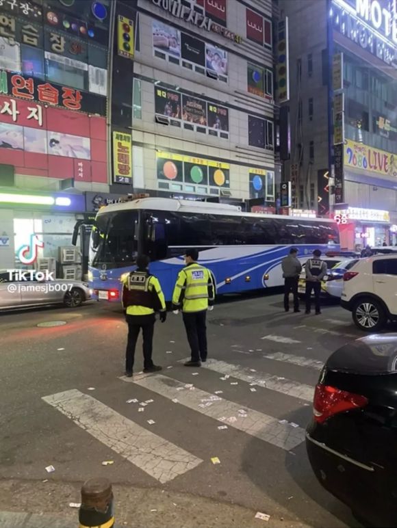 암 추띠마 공연 당시 불법 체류 단속 중인 것으로 추정되는 한국 경찰 사진. 틱톡 캡처