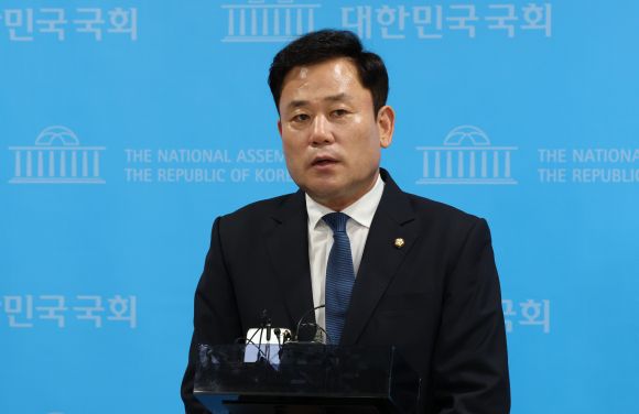 송갑석 - 더불어민주당 송갑석 의원이 13일 오후 국회 소통관에서 최고위원 출마 선언 기자회견을 마친 뒤 취재진의 질문에 답변하고 있다.