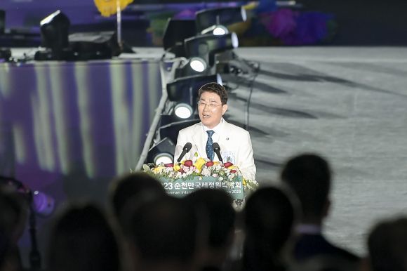 노관규 시장이 2023순천만국제정원박람회 개회 선언을 하고 있다.