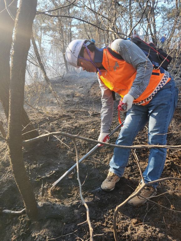 유창수 서울시 2부시장이 지난 2일 인왕산 산불현장에서 잔해를 제거하고 있다. 서울시 제공