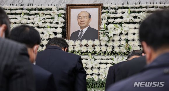 전두환 빈소 조문하는 조문객들 - 조문객들이 24일 서울 서대문구 세브란스병원 장례식장에 마련된 전직 대통령 고 전두환 씨의 빈소에서 조문을 하고 있다. 2021.11.24. 공동취재사진