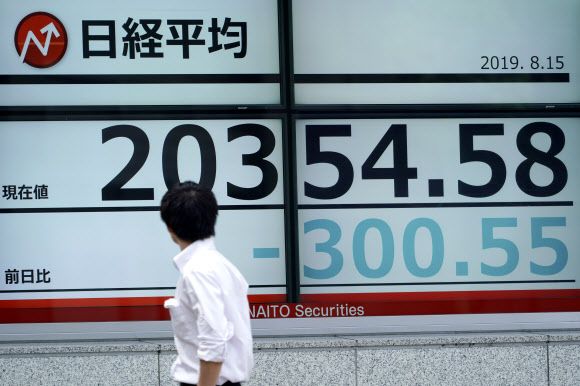 15일(현지시간) 미국 증시 폭락 장세를 이어받아 일본 도쿄증시 대표지수인 닛케이225 평균 주가도 전날 종가 대비 1.60% 하락 개장한 가운데 한 남성이 도쿄증권거래소 앞 시황판을 바라보고 있다. 도쿄 AP 연합뉴스