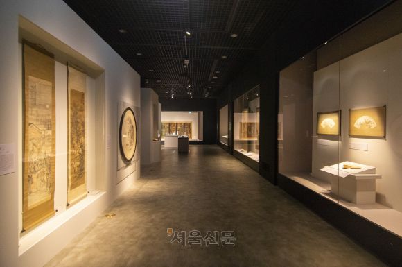 ‘어느 수집가의 초대’ 대구 전시에서는 최초 공개되는 근대 회화 작품을 감상할 수 있다. 대구 류재민 기자