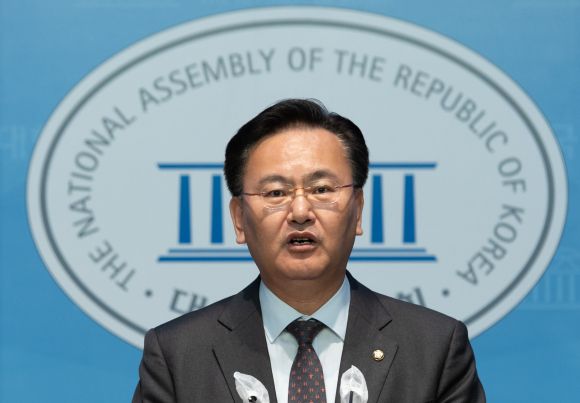 첫 논평하는 유상범 수석대변인 - 유상범 국민의힘 수석대변인이 13일 오후 서울 여의도 국회 소통관에서 이재명 더불어민주당 대표의 ‘강제동원 굴욕해법 강행 규탄 및 일본의 사죄배상 촉구 2차 범국민대회’ 참석 관련 논평을 하고 있다. 2023.3.13 뉴스1