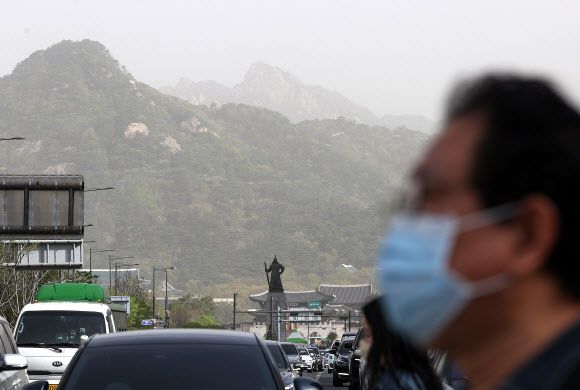 12일 오전 서울 중구 세종대로에서 바라본 북악산이 뿌옇다. 전국 황사위기경보 단계는 오전 7시를 기해 ‘주의’로 격상됐다. 2023.4.12 연합뉴스