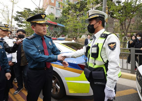 주간 음주단속 현장 찾은 경찰청장 - 윤희근 경찰청장이 14일 서대문구 고은초등학교 앞 주간 음주운전 단속 현장을 찾아 직원들을 격려하고 있다.  연합뉴스