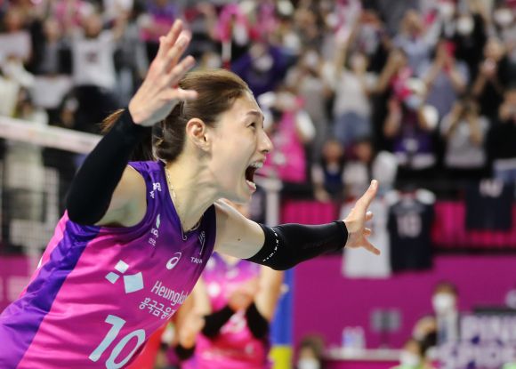 김연경이 지난달 31일여자프로배구 챔피언결정 2차전 3세트 득점에 성공한 뒤 포효하고 있다.  [연합뉴스]
