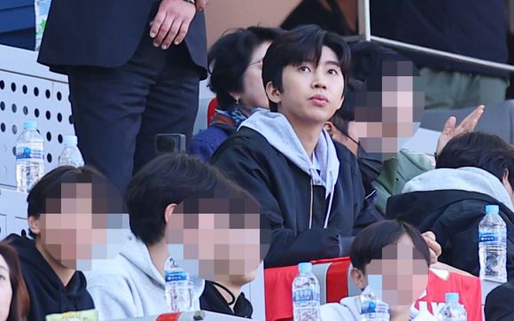 경기 관람하는 임영웅 - 8일 오후 서울월드컵경기장에서 열린 2023 프로축구 K리그1 대구FC와 FC서울의 경기. 이날 경기 시축자로 나선 임영웅이 경기를 관람하고 있다. 2023.4.8  연합뉴스