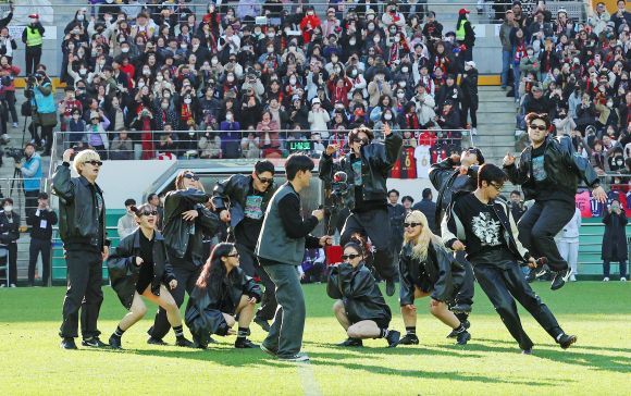 공연장 방불케한 임영웅의 깜짝 공연 - 8일 오후 서울월드컵경기장에서 열린 2023 프로축구 K리그1 대구FC와 FC서울의 경기 시축자로 나선 가수 임영웅이 하프타임 때 팬들을 위한 깜짝 공연을 펼치고 있다. 2023.4.8  연합뉴스