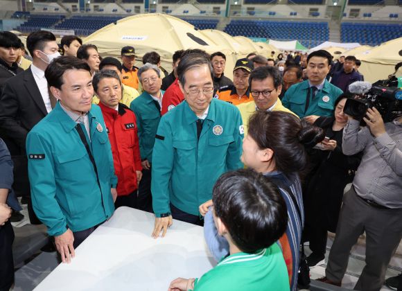 한덕수 국무총리가 16일 오후 강원도 강릉 아이스아레나에 마련된 임시대피소에서 산불 피해 이재민들을 만나 애로사항을 경청하고 있다.   강릉 연합뉴스