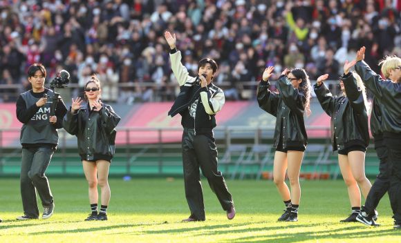 공연장 방불케한 임영웅의 깜짝 공연 - 8일 오후 서울월드컵경기장에서 열린 2023 프로축구 K리그1 대구FC와 FC서울의 경기 시축자로 나선 가수 임영웅이 하프타임 때 팬들을 위한 깜짝 공연을 펼치고 있다. 2023.4.8  연합뉴스