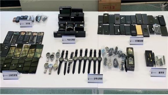 초소형 카메라 장착된 시계, 휴대전화. 연합뉴스(부산세관 제공)