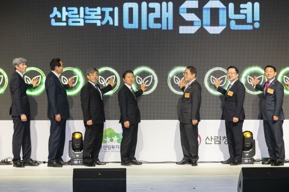 한국산림복지진흥원은 개원 7주년을 맞아 18일 대전 유성 호텔ICC에서 ‘산림복지 미래 50년 선포식’을 가졌다. 사진 왼쪽 세번째부터 오른쪽으로 남태헌 한국산림복지진흥원장, 남성현 산림청장, 장태평 대통령 직속 농어업농어촌특별위원장, 이장우 대전시장. 한국산림복지진흥원