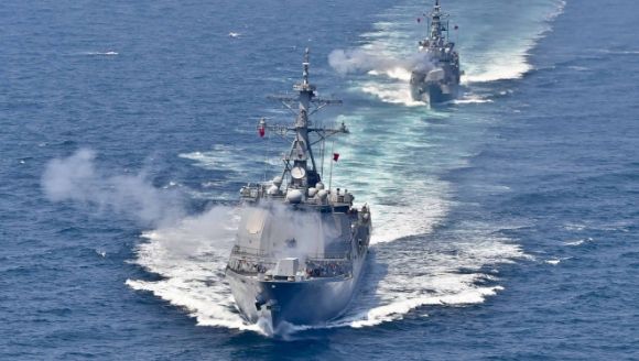 이지스함인 율곡이이함과 구축함 을지문덕함이 기동훈련 중 함포사격을 하는 모습. 해군 제공