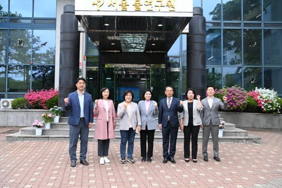 지난 20일 서울물연구원 현장방문을 진행한 서울시의회 환경수자원위원회(봉양순 위원장)